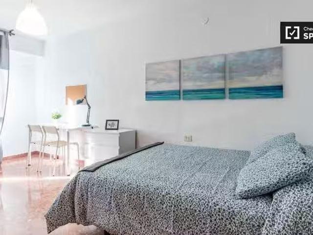 Acogedor Amplia habitación en apartamento de 5 dormitorios en.