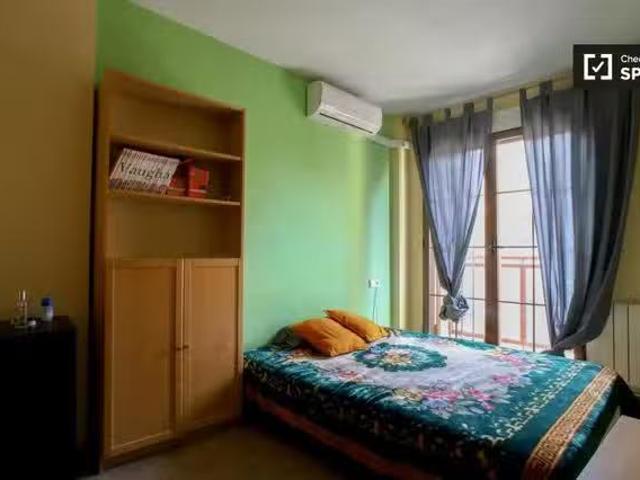 Único Amplia habitación en un apartamento de 3 dormitorios en.
