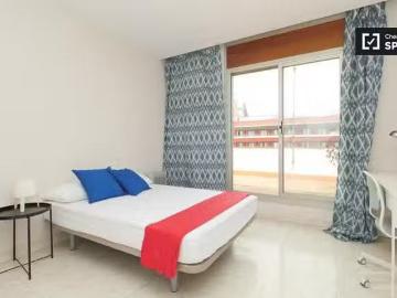 ¡Oferta! Amplia habitación en un apartamento de 6 dormitorios.