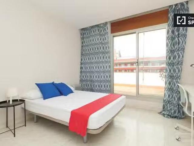 Encantador Amplia habitación en un apartamento de 6 dormitorio.