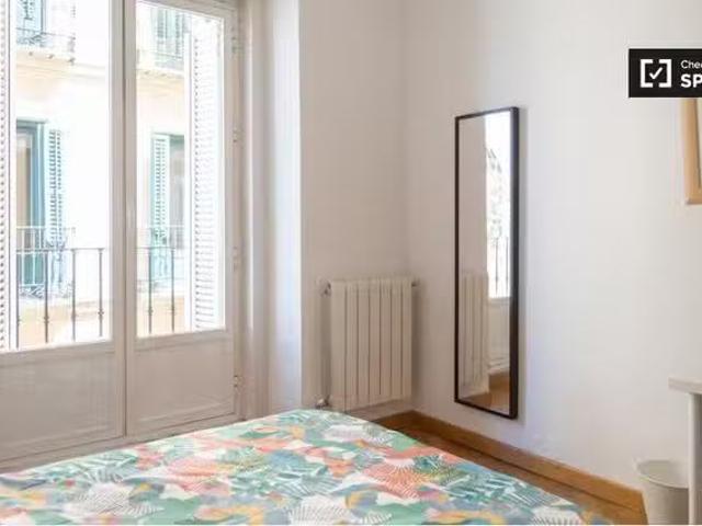 Barato Alojamiento en apartamento de 7 dormitorios en Lavapiés.