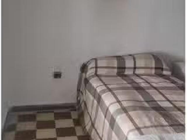 Barato Alquiler de habitaciones en casa de 6 dormitorios en Sa.