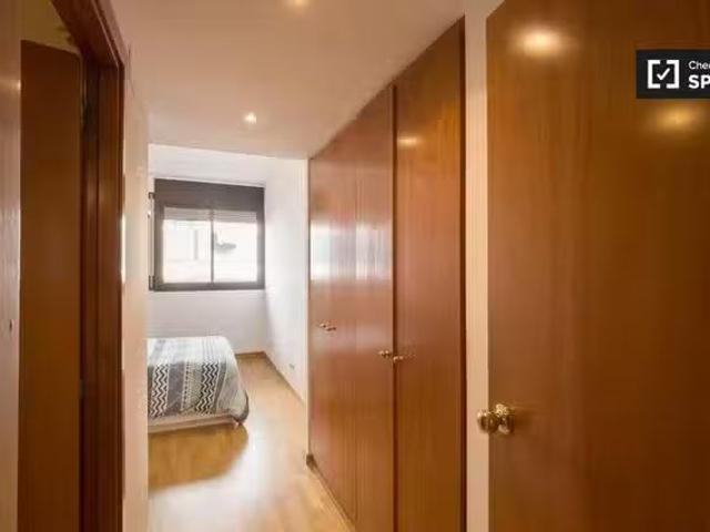 Bonito Alquiler de habitaciones en piso de 3 habitaciones en E.