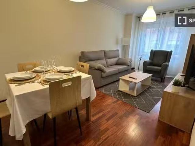 Bonito Apartamento de 2 dormitorios en alquiler en Oviedo, Esp.