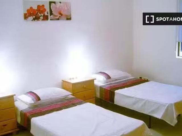 Acogedor Gran habitación en apartamento de 3 dormitorios en Ca.