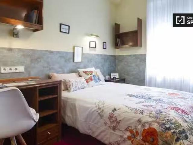 Único Gran habitación en casa de 7 dormitorios en Abando, Bilbao