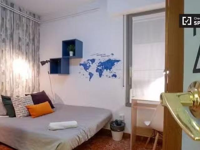 Encantador Gran habitación en piso compartido por Eixample, Ba.