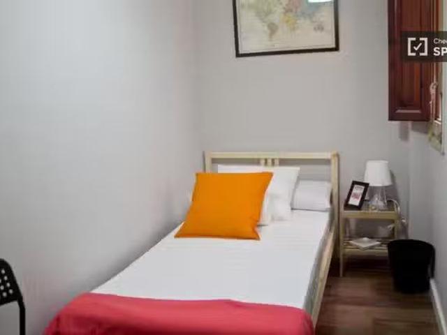 ¡Oferta! Habitación acogedora en piso compartido en Extramurs.