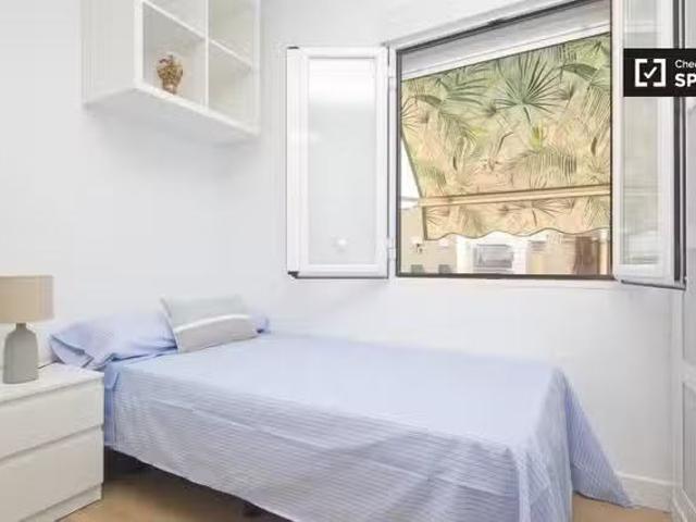 Acogedor Habitación decorada en un apartamento de 4 dormitorio.