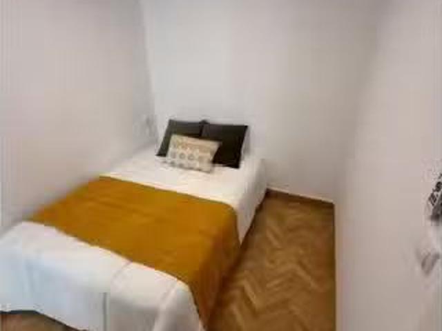 Barato Habitación en un apartamento compartido de 9 habitacion.