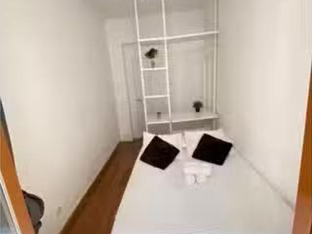 Nuevo Habitación en alquiler en un apartamento de 3 dormitorio.