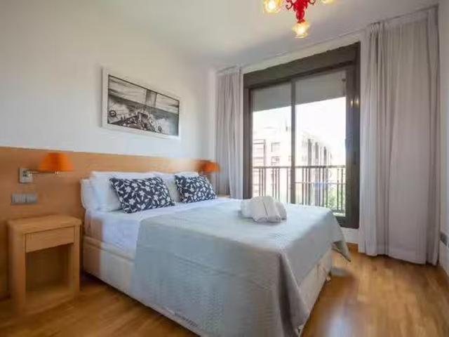 Único Habitación en Calle de Campezo, Rejas