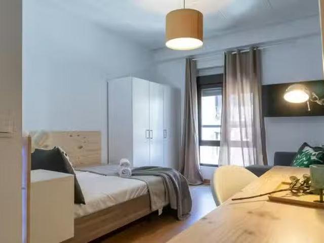 Encantador Habitación en Calle de Calatrava, Palacio