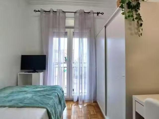 Encantador Habitación en Calle de Juan Bautista de Toledo