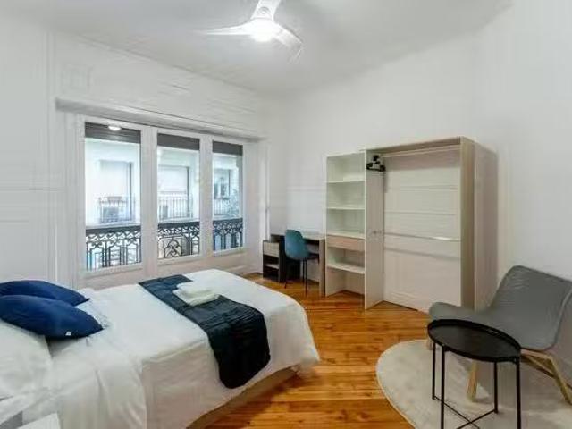 Encantador Habitación en Calle de la Victoria, Sol