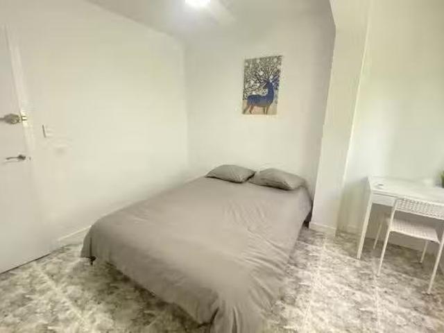 ¡Recién llegado! Habitación en Calle de Sáhara