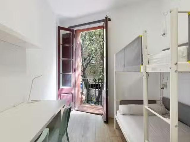 Acogedor Habitación en Carrer de Bassegoda, Sants Badal