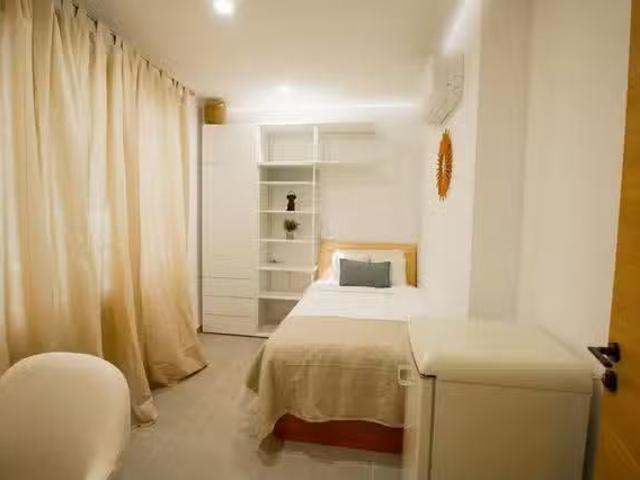 ¡En alquiler! Habitación en Carrer de Jupiter, Town Center