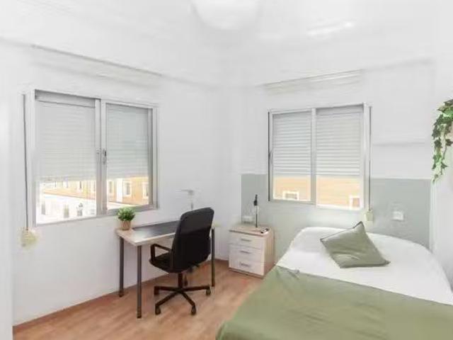 Bonito Habitación en Carrer de la Font Roja, Patraix
