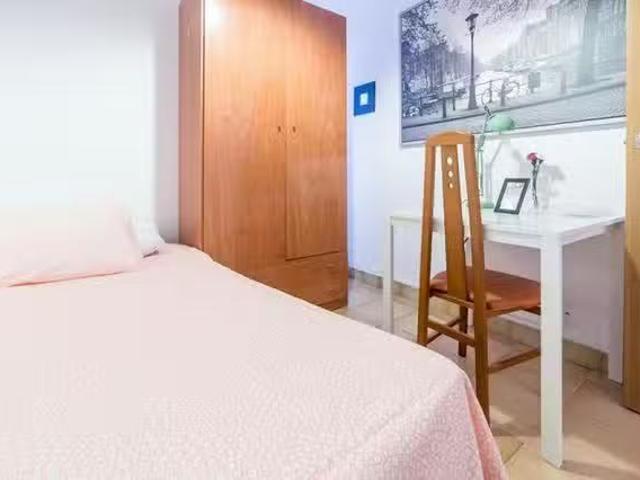 ¡Recién llegado! Habitación en Carrer d'Eduard Boscà, Camí Fondo