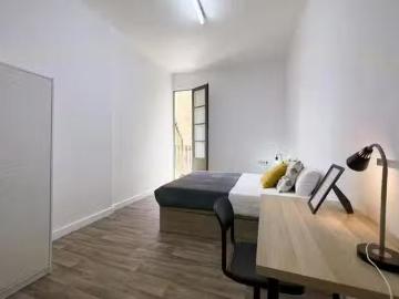¡Oferta! Habitación en Carrer Nou de la Rambla, El Raval
