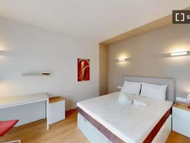 Encantador Habitación en piso compartido de 10 camas en alquil.
