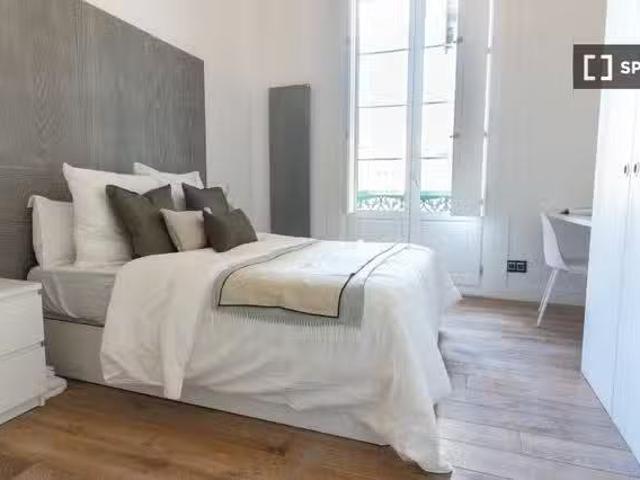 ¡Oferta! Habitación en piso compartido en alquiler en El Gòtic.