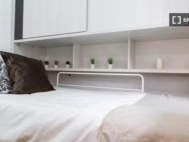 Encantador Habitación en piso compartido, Valdezarza, Madrid
