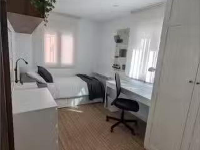 Acogedor Habitación en piso de 5 habitaciones en alquiler en A.