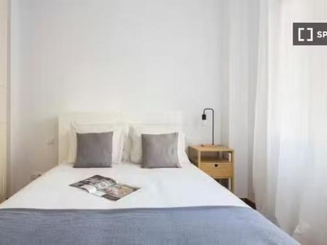 Único Habitación en piso de 5 habitaciones en alquiler en Les.