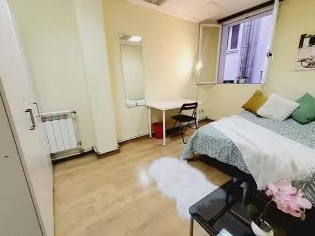 ¡Recién llegado! Habitación en Plaza de Santa Bárbara