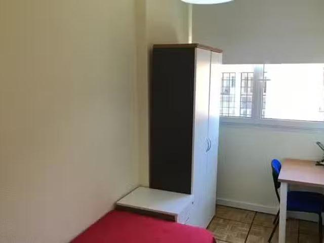 ¡En alquiler! Habitación en Ronda de Valencia