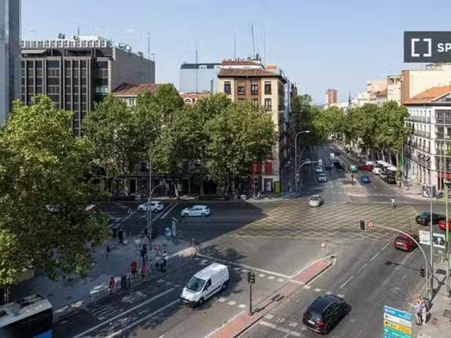 ¡En alquiler! Habitación luminosa en un apartamento de 15 habi.