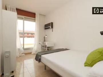 ¡Oferta! Habitación luminosa en apartamento de 6 dormitorios e.