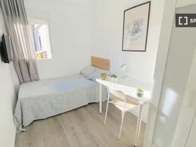 ¡En alquiler! Habitación soleada cerca del centro con WIFI y T.