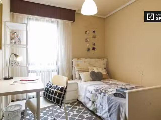 ¡En alquiler! Habitación soleada en apartamento de 3 dormitori.