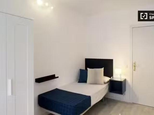 ¡Oferta! Linda habitación para alquilar en apartamento de 5 do.
