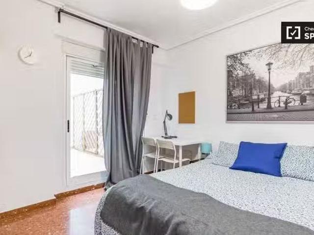 Barato Se alquila habitación adosada en piso de 9 habitaciones.