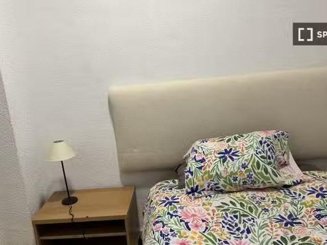 ¡Recién llegado! Se alquila habitación, apartamento de 6 dormi.
