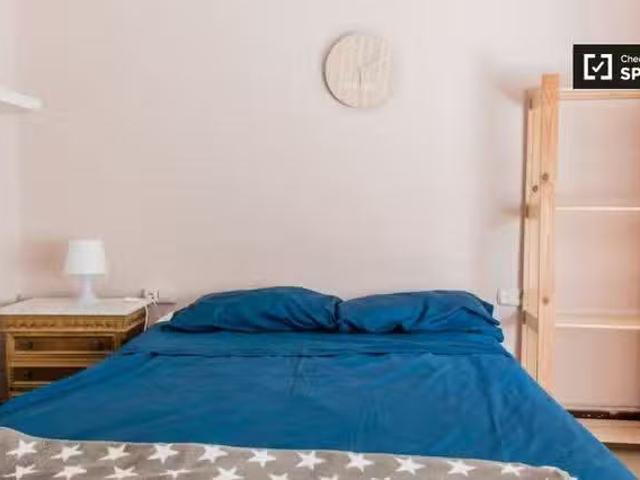 Acogedor Se alquila habitación de 3 dormitorios Ciutat Vella.