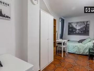 Acogedor Se alquila habitación doble, apartamento de 5 dormito.