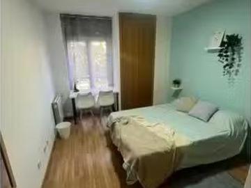¡Renta! Se alquila habitación en apartamento de 4 dormitorios.