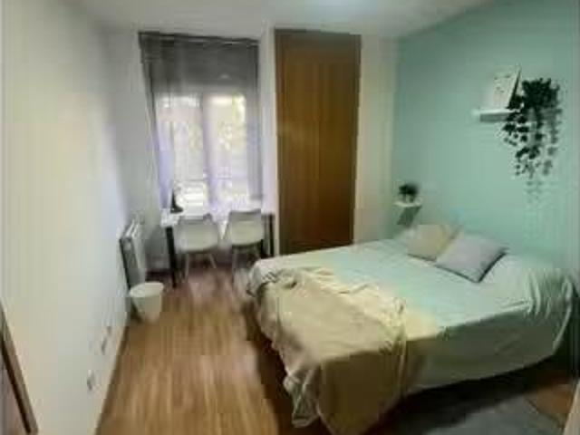 Nuevo Se alquila habitación en apartamento de 4 dormitorios en.