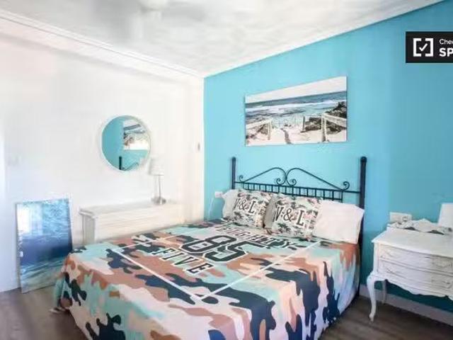 Acogedor Se alquila habitación en apartamento de 4 dormitorios.