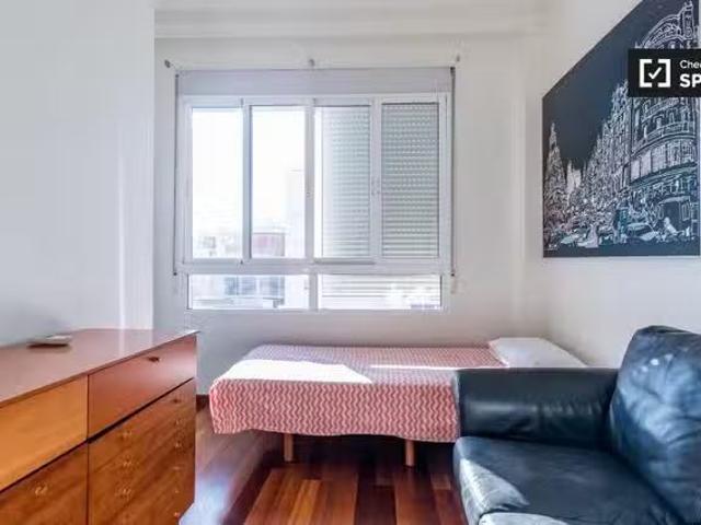 Encantador Se alquila habitación en apartamento de 5 dormitori.
