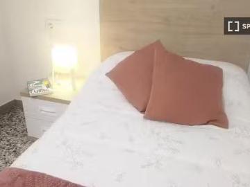 ¡Oferta! Se alquila habitación en apartamento de 5 dormitorios.