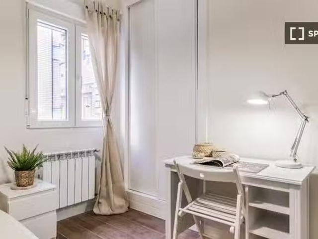 ¡En alquiler! Se alquila habitación en apartamento de 6 dormit.