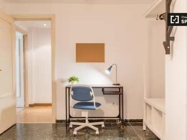 Acogedor Se alquila habitación en apartamento de 6 dormitorios.