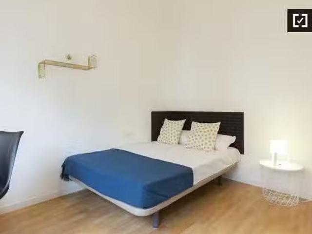 ¡Oferta! Se alquila habitación en apartamento de 6 dormitorios.