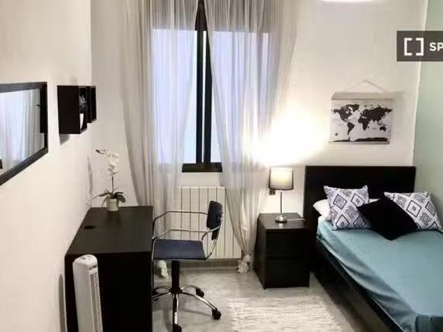 ¡Recién llegado! Se alquila habitación en apartamento de 7 dor.